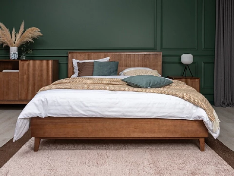 Двуспальная кровать с матрасом Tempo - Кровать из массива с вертикальной фрезеровкой и декоративным обрамлением изголовья